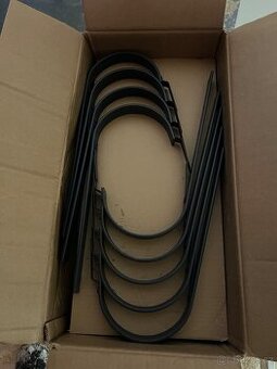 Zbytky sněháku a hřebebe ze stavby