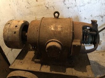 Historický velký kartáčový motor.