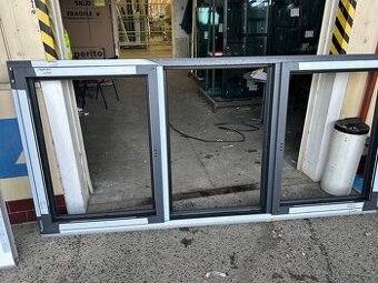 Trojdílné okno antracit, bez výplně, 2480x1150, poz.205