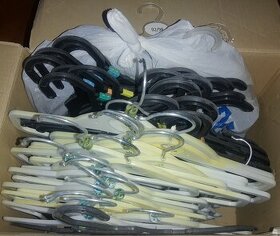 Několik desítek dětských plastových ramínek na oblečení