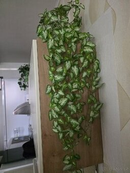 Umělá květina v ozdobném květináči