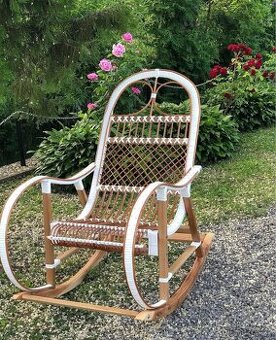 Houpací proutěné křeslo