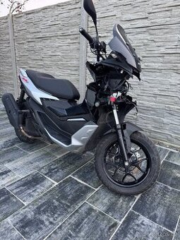 Aprilia sr gt 125 - 1