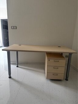 Kancelářský stůl