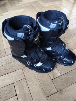 Snowboard, boty, helma