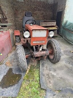 Domácí traktůrek + vozejk a zemědělské náčiní