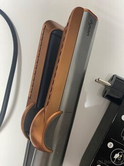 Žehlička na vlasy Dyson Airstrait