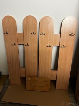 Nástěnný věšák a zrcadlo