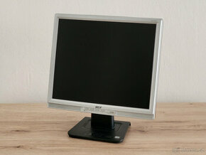 2ks monitor LCD 17 palcu s reproduktory