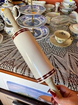 Starožitný porcelánový váleček
