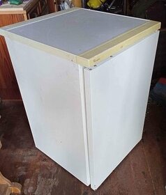 Prodám menší lednicí s mrazákem Whirlpool - 1