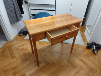 Maly dreveny stul. Rozmery S x H x V: 90 x 43.5 x 79