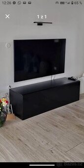 Černý TV stolek