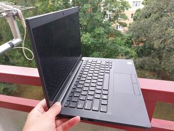 VYKONNY NOTEBOOK DELL--DOTYKOVY--