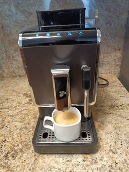 Plně automatický kávovar Tchibo Esperto Latte