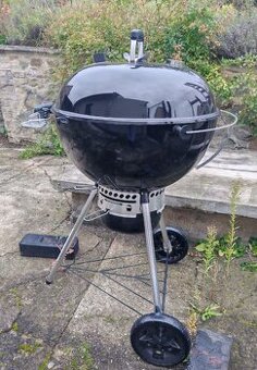 WEBER Gril na dřevo a uhlí Master-Touch, 67cm