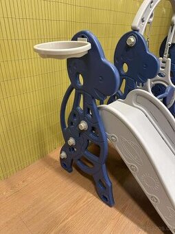 Dětská skluzavka se skládací houpačkou a košem – TOP STAV