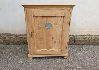 STAROŽITNÁ POTRAVINOVÁ SKŘÍNKA PO RENOVACI