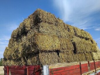 Malé balíky slámy