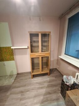 Prodám prosklenou skříňku