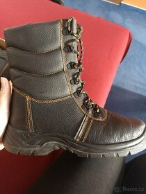 Zimní poloholeňová obuv s ocelovou špicí - vel 42