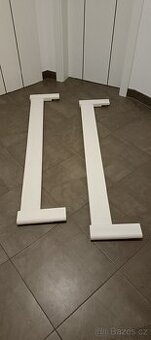 Bílá bezpečnostní zábrana na postel