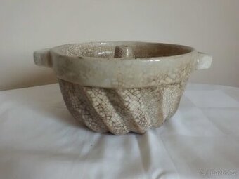 Starožitná bábovková forma s patinou