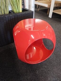 Červený konferenční/odkládací stolek kostka