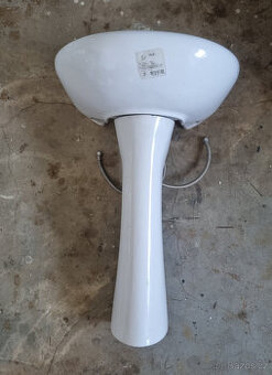 Umyvadlo s podstavcem a baterií