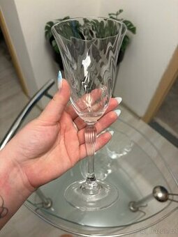 Sada 4 luxusních vinných sklenic – Elegantní vlnitý design