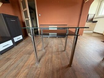 Skleněný jídelní stůl