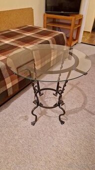 Odkládací kovaný stolek