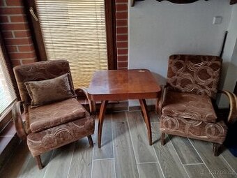 Křesla a stolek J. Halabala