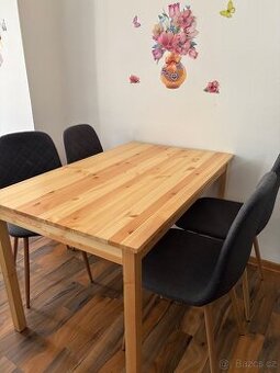 Jídelní set – stůl + 4 židle, dobrý stav