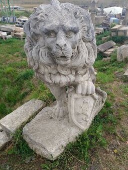 Pískovcový lev litý