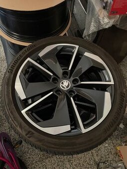 Škoda Octavia 4 Sada kol R18 Comet 225/45 zimni