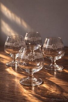 Tyto čtyři skleničky na brandy mají kulatý tvar, který drží