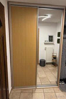 Skříň - šatní skříň v předsíni
