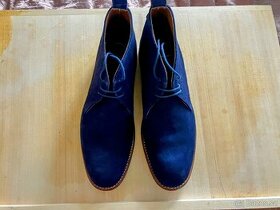 Modré semišové rámové chukkas Grenson