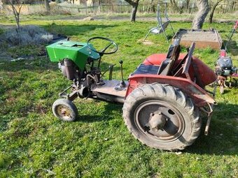 Traktor domácí výroby momentálně nepojízdný, nutno seřídit