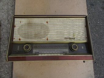 Nabízím staré radio Grundig 3295. Chybí přívodní kabel.  Nef