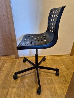 2 černé kancelářské židle IKEA SKALBERG (602.606.03)