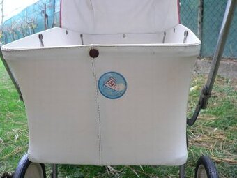 Lakovaný retro kočárek pro panenky