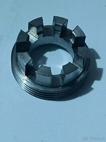 Korunková matice ucpávky vodní pumpy Zetor 15, nerez