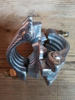 Křížové spojky lešení