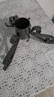 kovový stojan na stromek