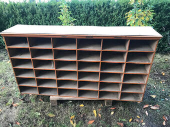 Masivní regálová skříň - vhodná do prodejny