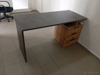 Kancelářský stůl z Möbelixu.