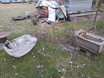 Torza starých kočárků