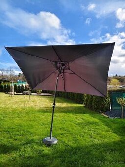 venkovní slunečník s podstavcem